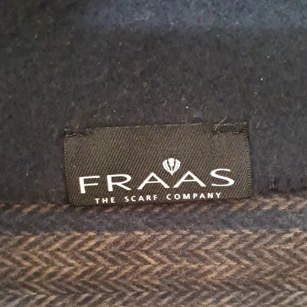Fraas Men's Dark Herringbone Scarf